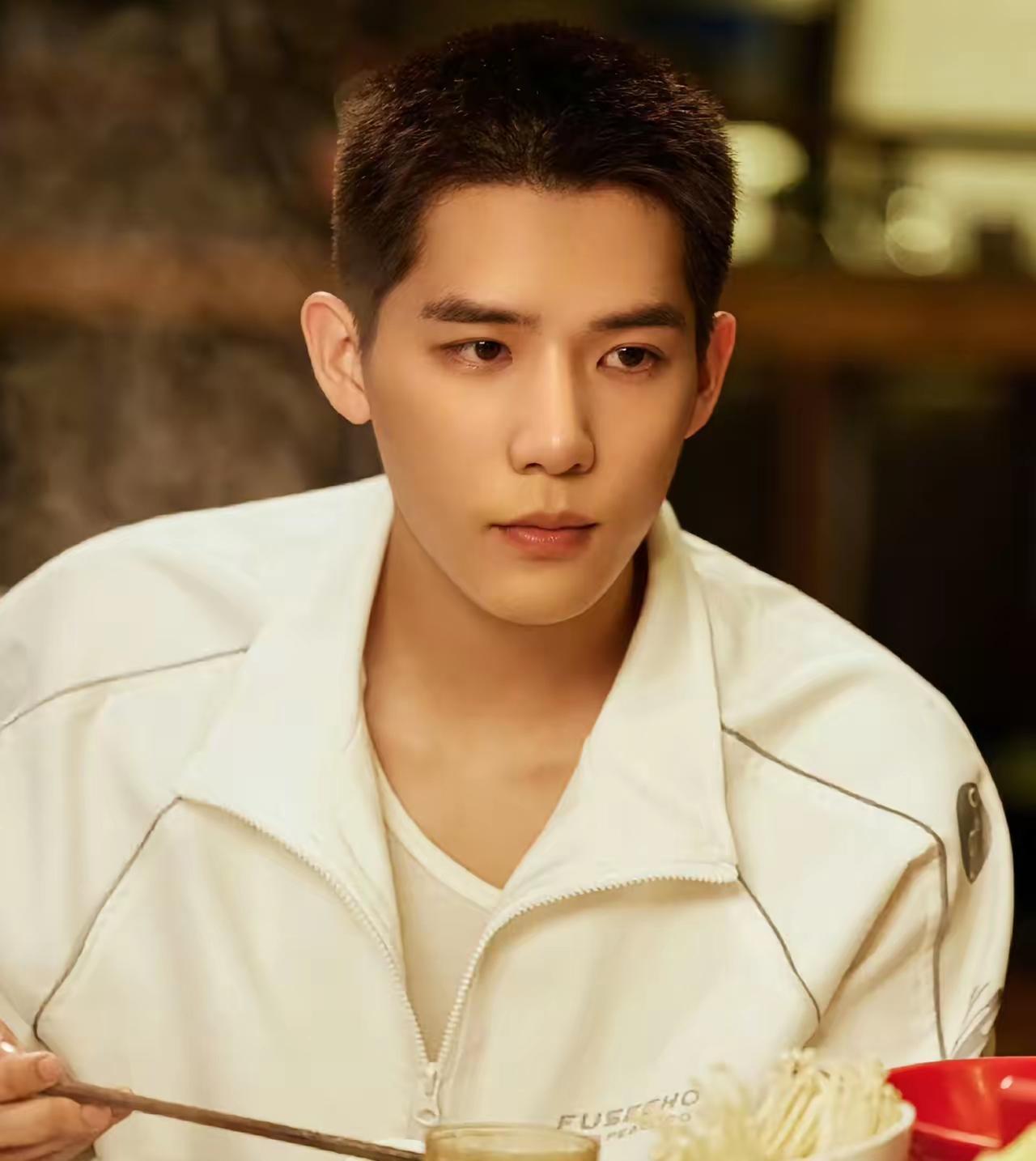 沈腾那一脚，踹醒了半个娱乐圈的新人。节目组监控室的数据曲线不会骗人：新人话筒开