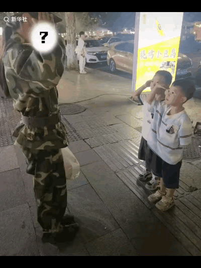 暖心！贵州遵义，军训结束后，一名女生穿着迷彩服走在街上，突然两个小朋友跑到她面前，举起小手敬礼。女生