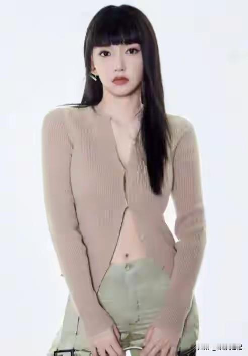 程潇扣两颗纽扣真的好冒险，要知道她可是被称为‘奶潇’的存在啊