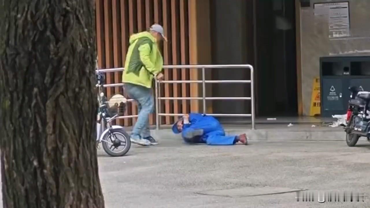 有什么事竟然让这个西安男子殴打三名环卫工人？环卫工人，一个为城市带来光鲜亮丽