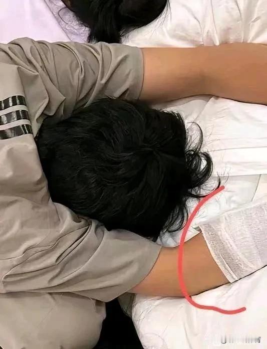 主攻董禹含确认右臂受伤离队！董禹含的大力跳发球是中国女排冲击对手的有力武器，她在