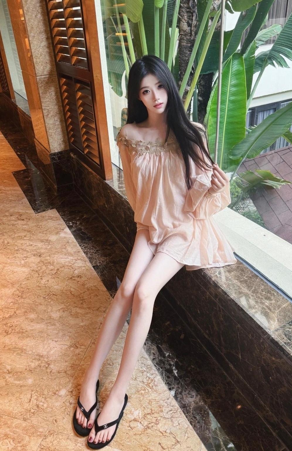 夏日清凉穿搭，粉色吊带裙搭配黑色凉鞋，清新自然。