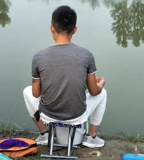 惊魂！湖南男子夜钓竟成“猎物”，脑部遭枪击重伤！11月1日，湖南南县爆出一桩