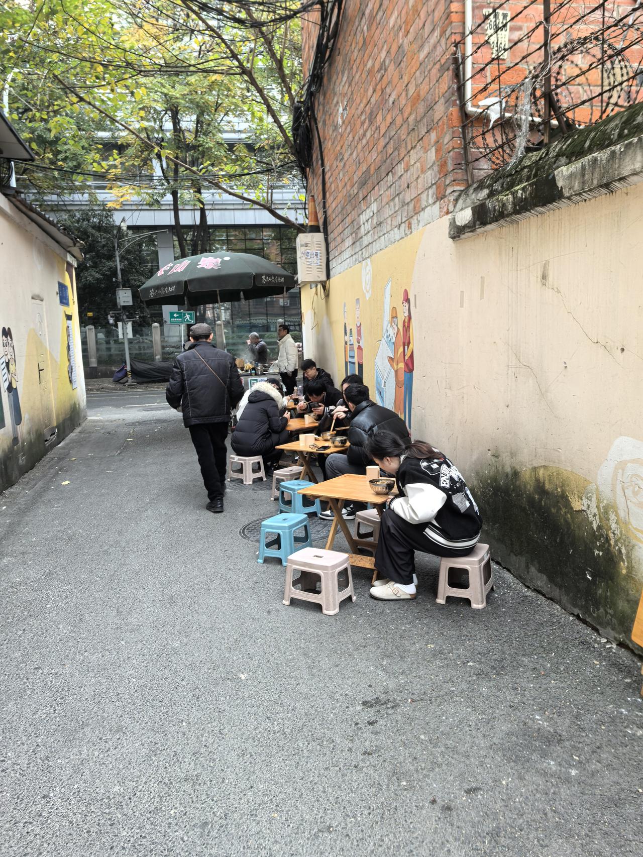 小巷子里的小面推。