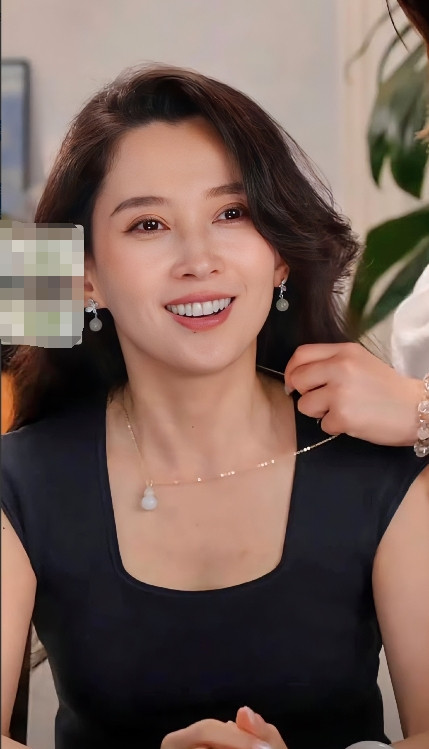 发现没？森林北太猛了！万万没想到白天她还在和汪峰逛街买买买，晚上就开始直