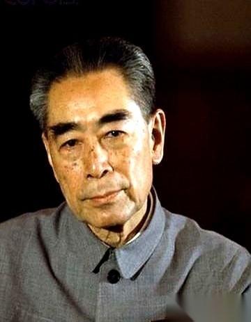 越南的胡志明主席走了。消息传过来，周总理一个电报打过去，给咱们驻越南的大使：不