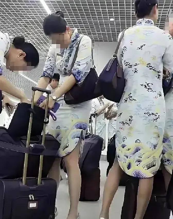 飞机飞了俩小时我旁边那位空姐已经赤脚贴创可贴还在发餐盘。我低头一看她脚趾边全磨