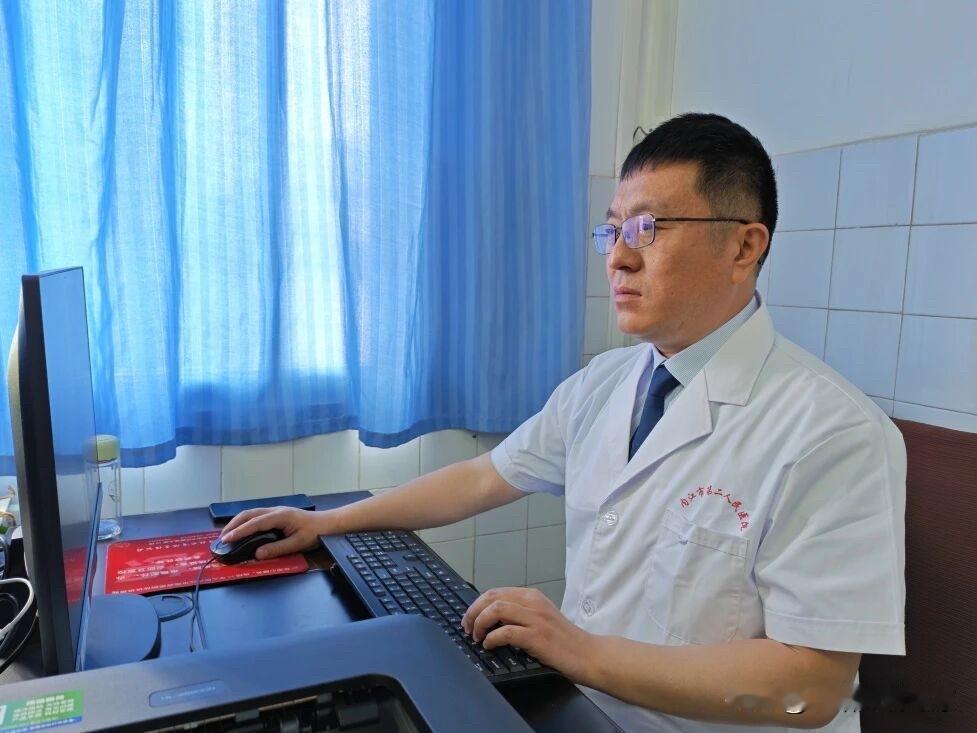 内江市第二人民医院正式引进内江首位眼科医学博士、主任医师周洪伟。周洪伟博士、毕