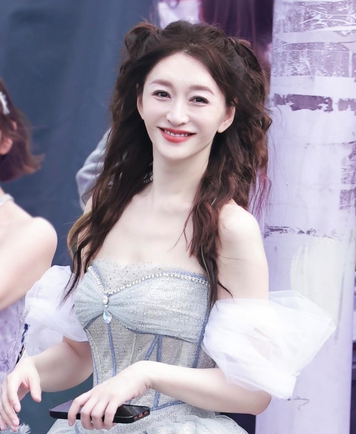 真的没有人觉得李小冉不对劲吗？她说她都50岁了，记不住歌词。更好笑的是，