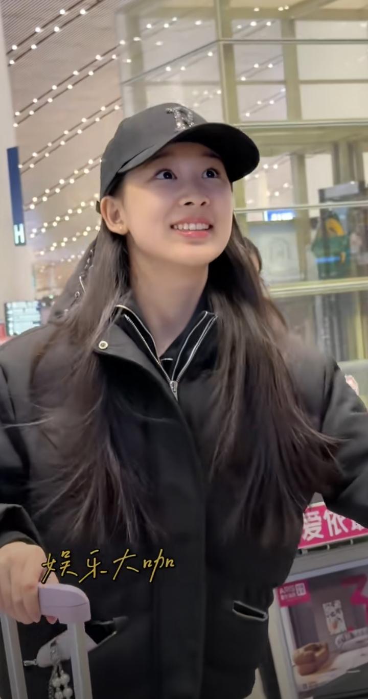 所有星二代里，我觉得最有资格出道的是赵文卓女儿赵子仪！第一是长得漂亮！在所有