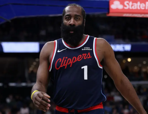 前NBA球员查理·维拉纽瓦在节目中谈到了哈登。维拉纽瓦：“他和皮蓬都打了17年