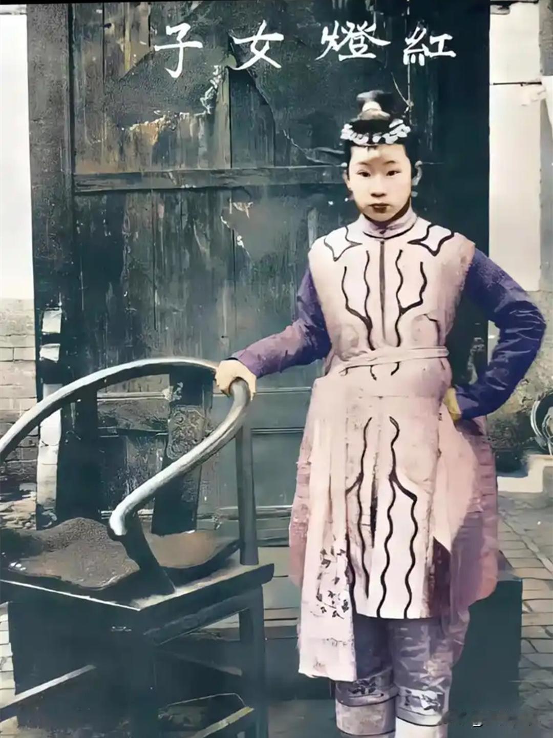 1900年义和团黄莲圣母被活捉，洋人逼她当众施法，她一言不发，洋人当场犯下兽行