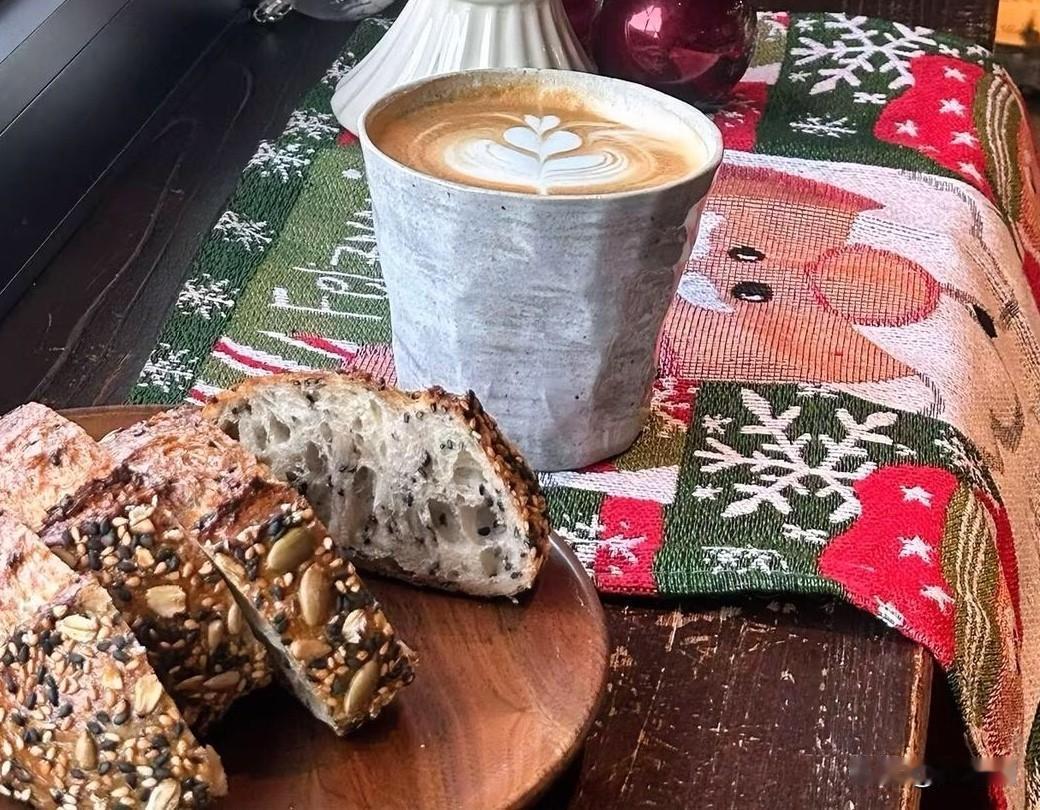 女儿给她毕业后一直未联系的大学同学朋友圈点赞加评论了！今天晚上8点多的时候，