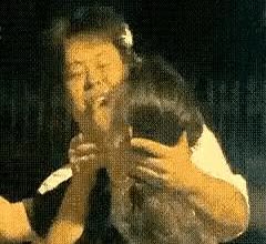 小伙和大妈激烈争吵！小哥打又不能打，吵又吵不过情绪失控，小哥居然直接亲上
