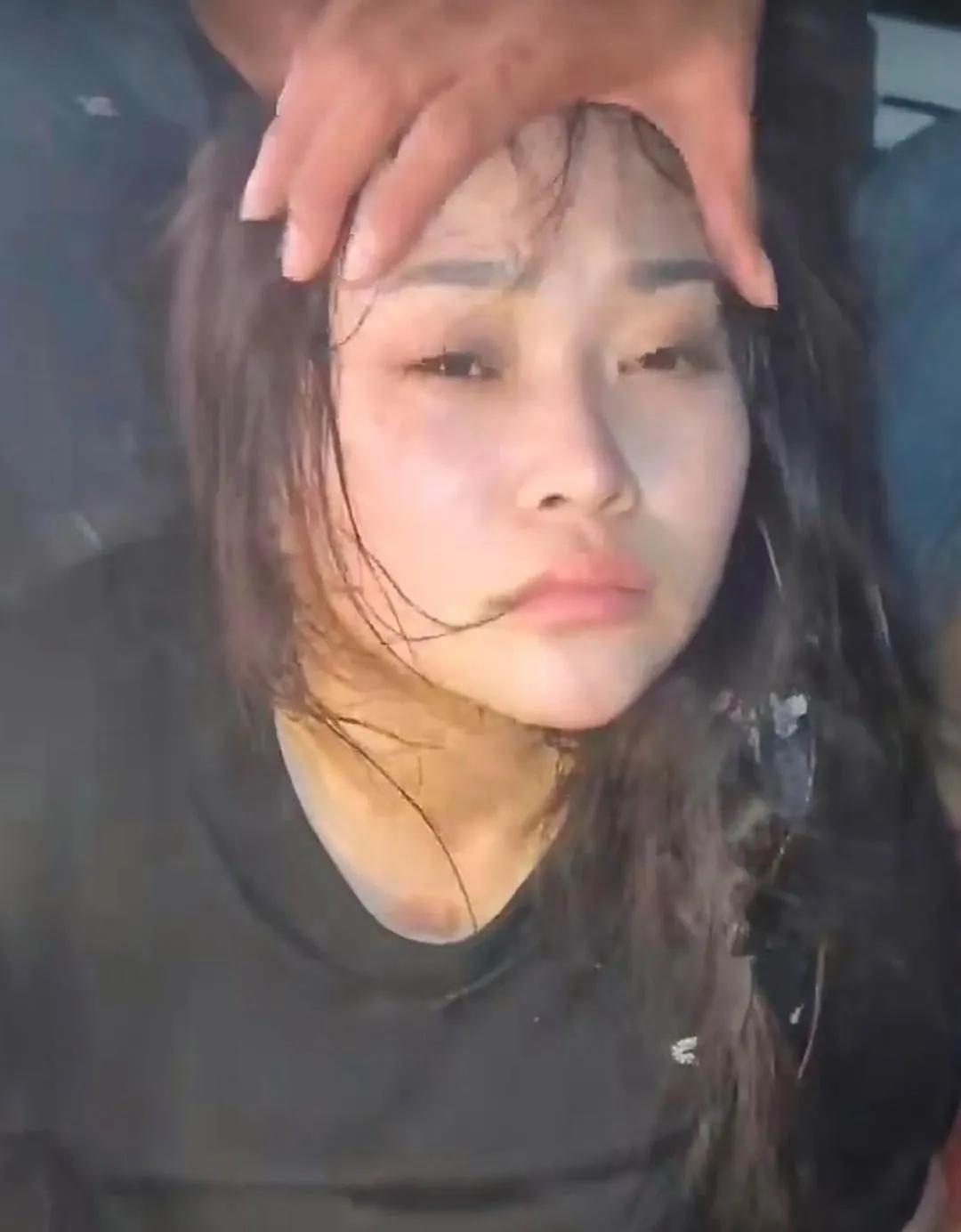 柬埔寨劫囚女子仅仅20来岁，乱蓬蓬的麻花辫搭在肩头，她五官秀丽，容貌出众，青春逼