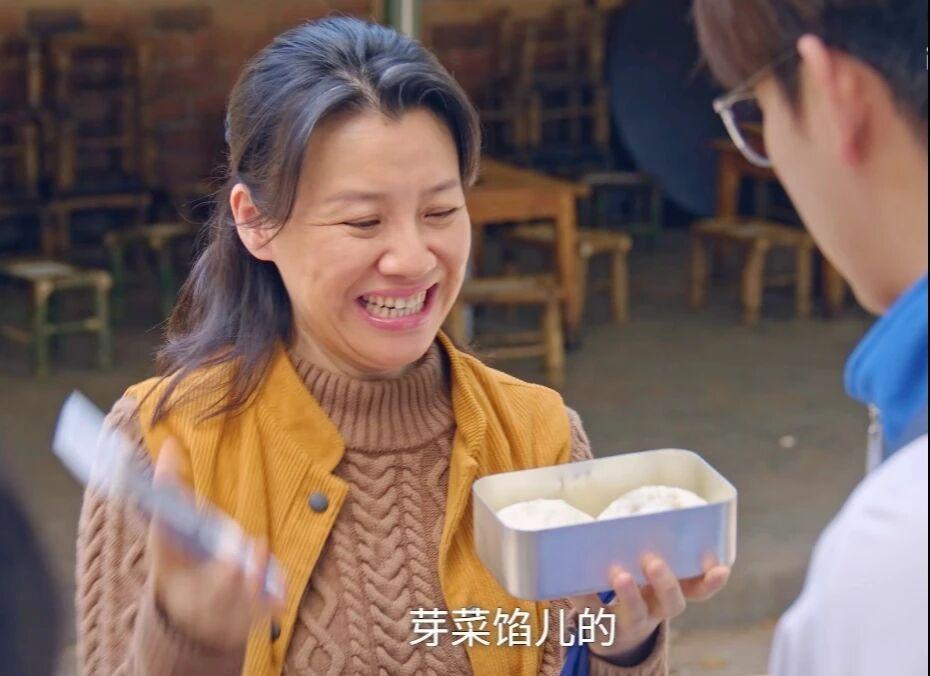 《生逢其时》原来芽菜就是这个菜呀。霍青莲和齐爱华出摊看到排队买早点的曹信，霍