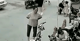 视频中的狗估计是有狂犬病，一般的狗不会突然袭击人，这位大妈应该快去打狂犬疫苗，这