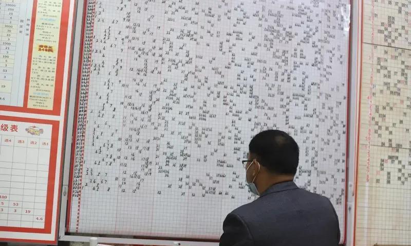 这些天的洛阳宛如一个大火炉，热气弥漫。上午我去了学校门口的彩票店，只因彩票店内有