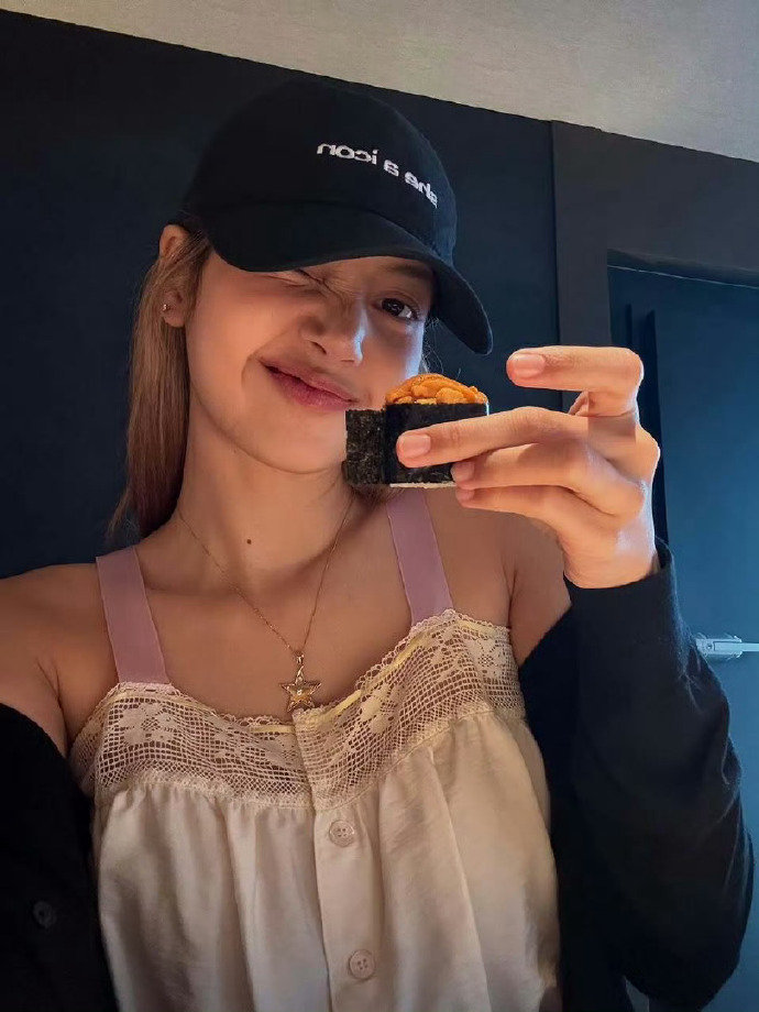 LISA🍓lisa大秀身材【那年今日】250630LISA个人in