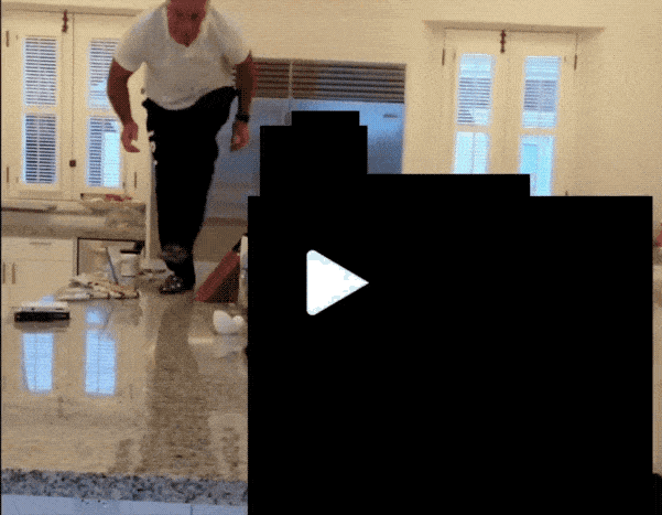 爱泼斯坦在厨房追逐女孩视频曝光：她们都发出欢快的笑声！这段视频似乎是2005年杰