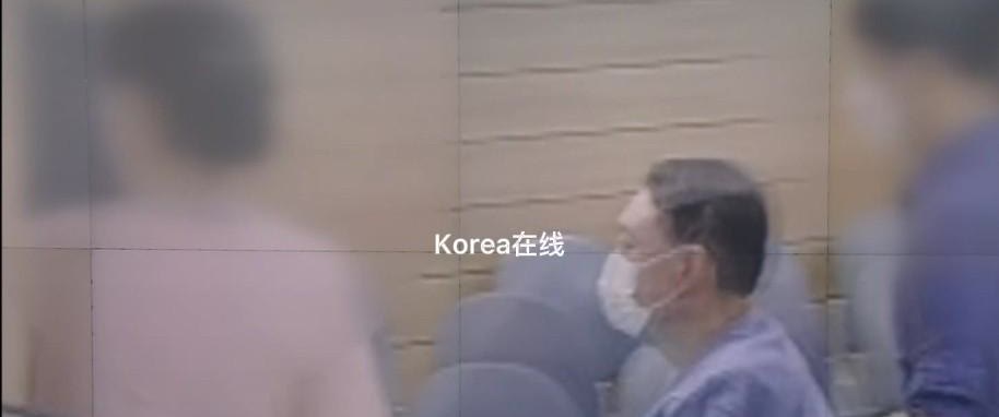 尹锡悦穿囚服时隔一个月再次公开露面！！！一名乘坐轮椅的男子在工作人员