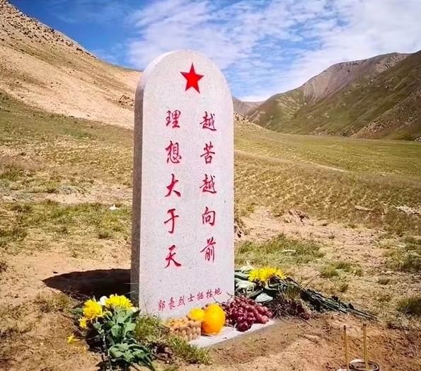 想起一位19岁的战友。8年前的今天，一场高原实兵演习中，他跟随连队担负穿插破袭任