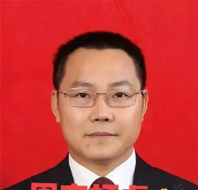 刚收到消息。四川开江一位干部，53岁的何先如主动投案了。这事儿有点突然。