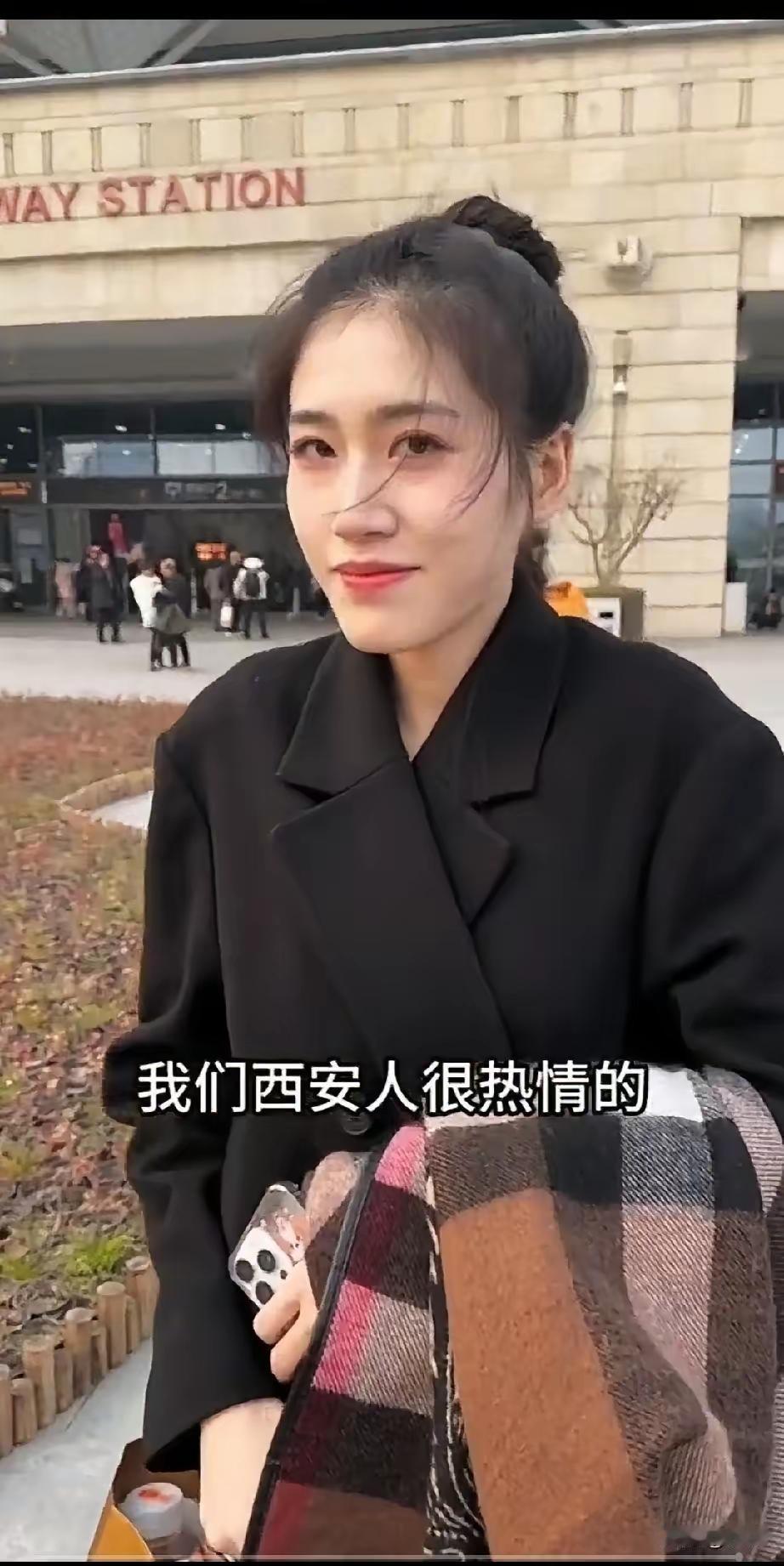 “高铁上一碗泡面，他竟追到西安女神！全程高能操作，网友：这波稳了！”在快节奏