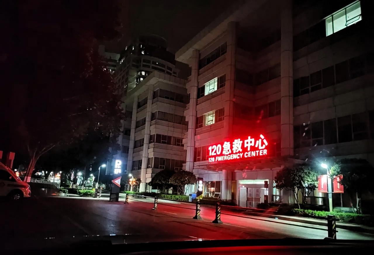 医院急诊科的医生给我聊过，平时碰到呼吸心跳骤停的患者，一般通过亲友打120呼叫急