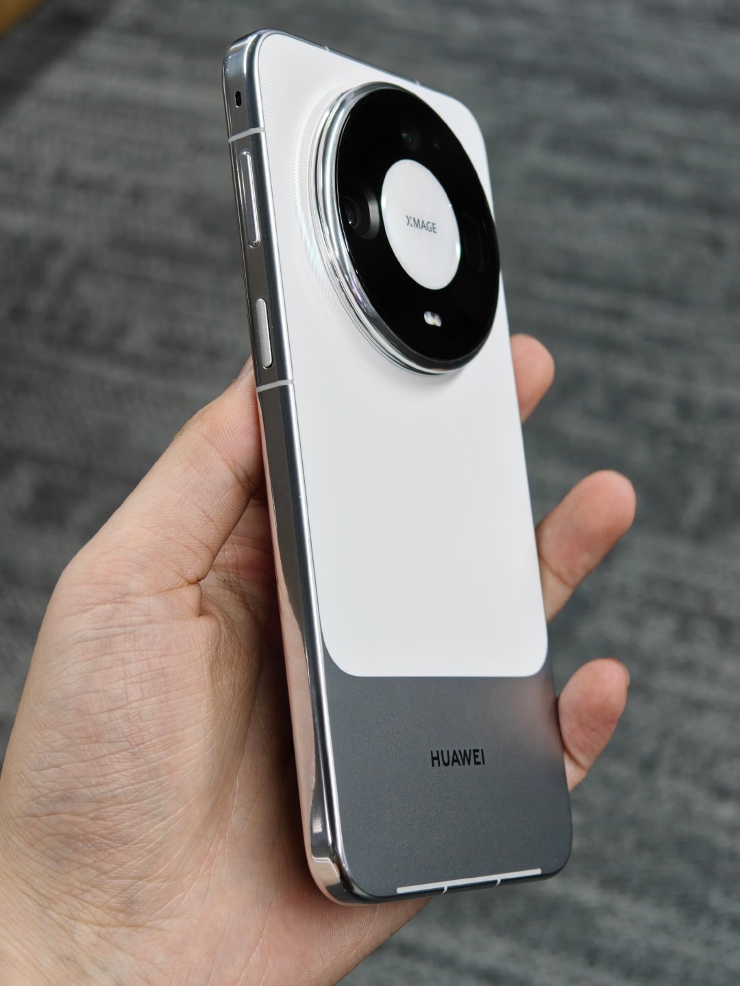 这次Mate90ProMax用一体铝合金做了亮面和磨砂不同的处理，再拼接上玻纤，拿在手上几种不同的手