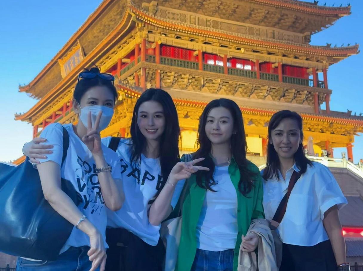 邱淑贞与两个女儿，同游西安。沈月：“西安家庭旅行❤️”，从照片中可以看到，她们去