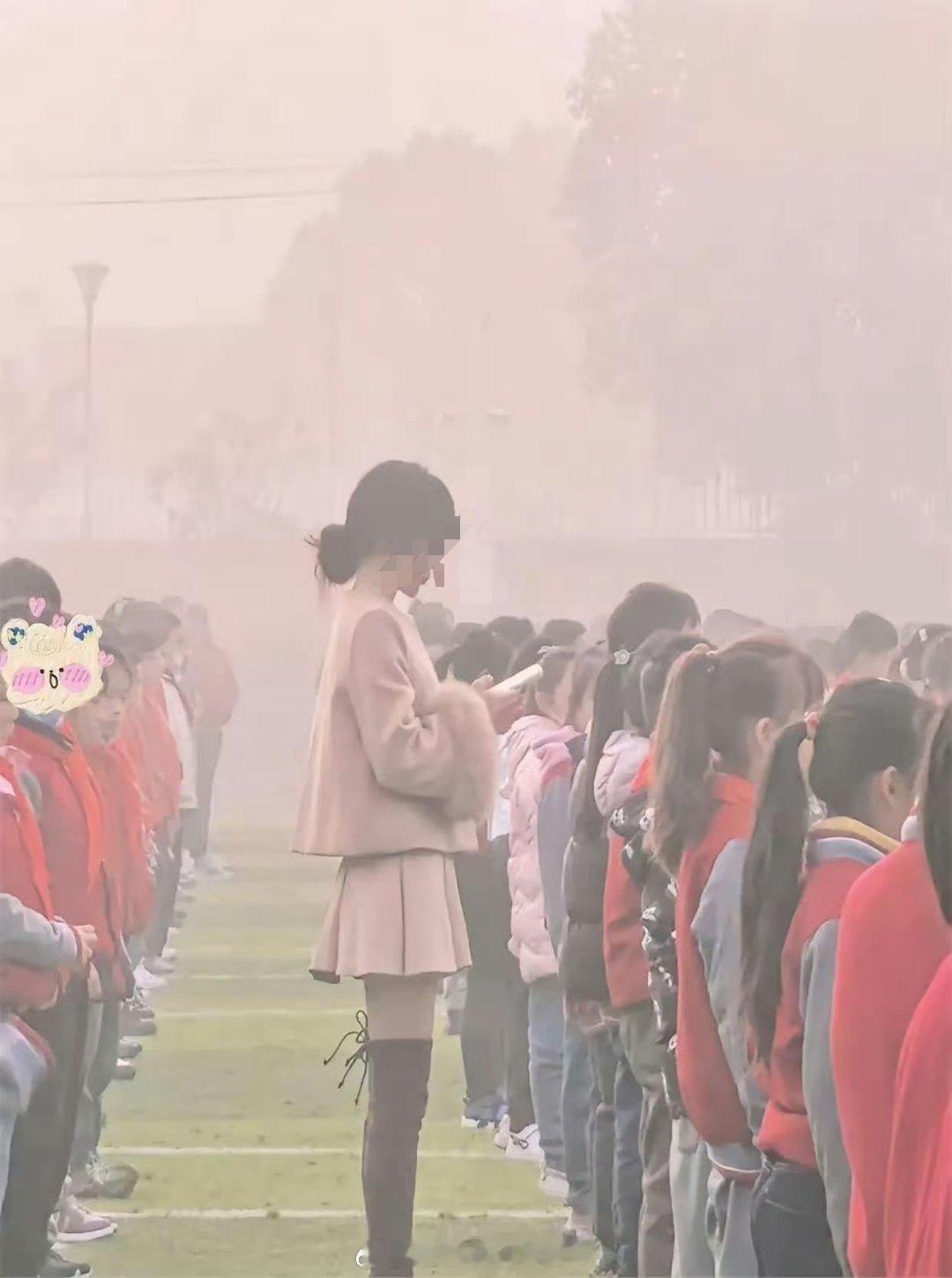 女老师可以穿裙子，但裙摆至少要在膝盖以下比较合适