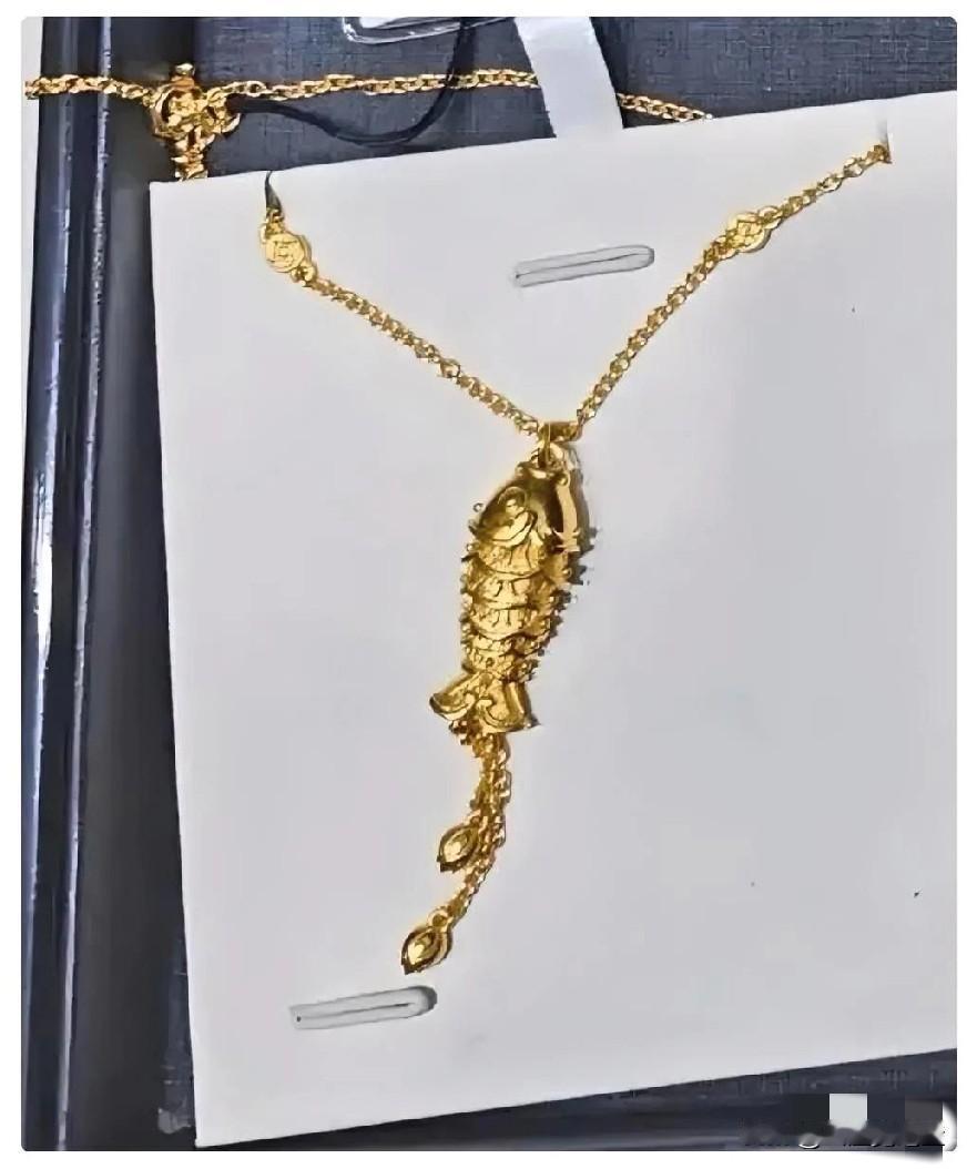 在海南的周大福，我下手了一条小金鱼，算完账真的要比专柜划算太多了！花了海