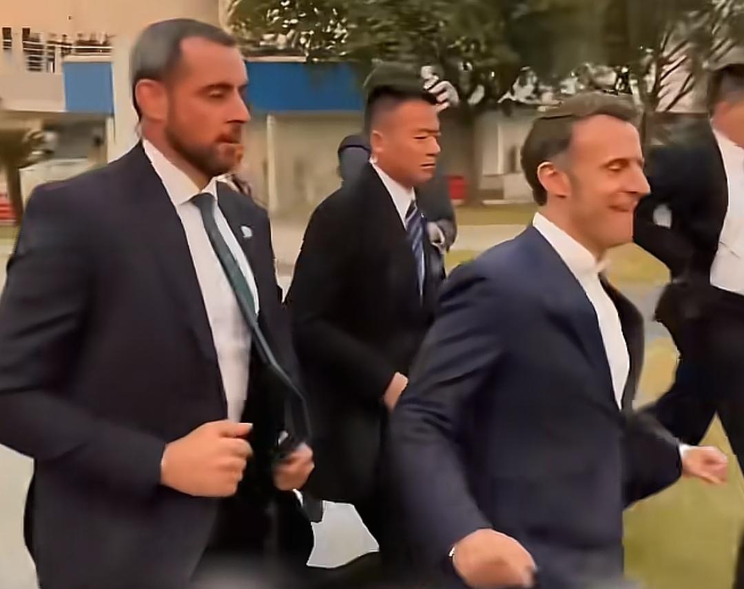 马克龙成都一行简直赚翻了，赢麻了。当他小跑着奔向等着见他的四川大学师生时，他心