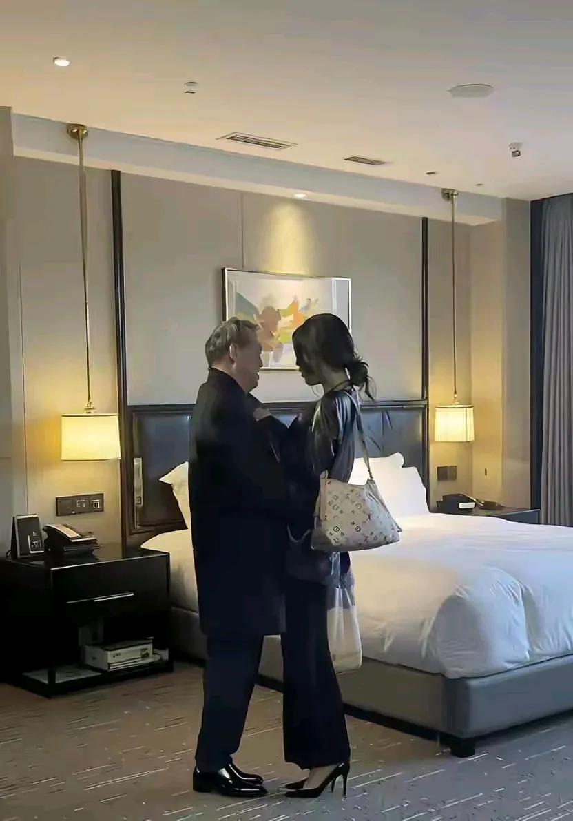 70岁老男人约23岁女网友见面，说好的只在茶馆聊天、喝茶。没想到，老男人把她带