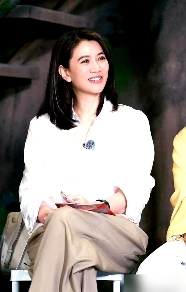 王濛见袁咏仪第一面，张嘴就是我很喜欢你老公张智霖，追了老些年，演啥都帅。全场直接笑炸。袁咏仪愣了一秒