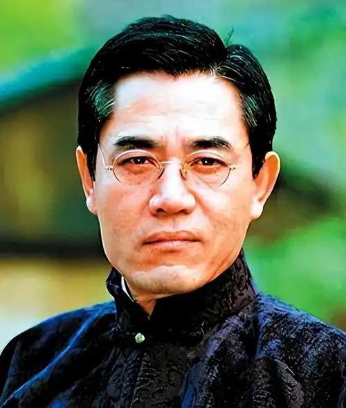 1994年，《大宅门》开始筹拍，男主定了陈宝国，已经给了他9万片酬。可是进