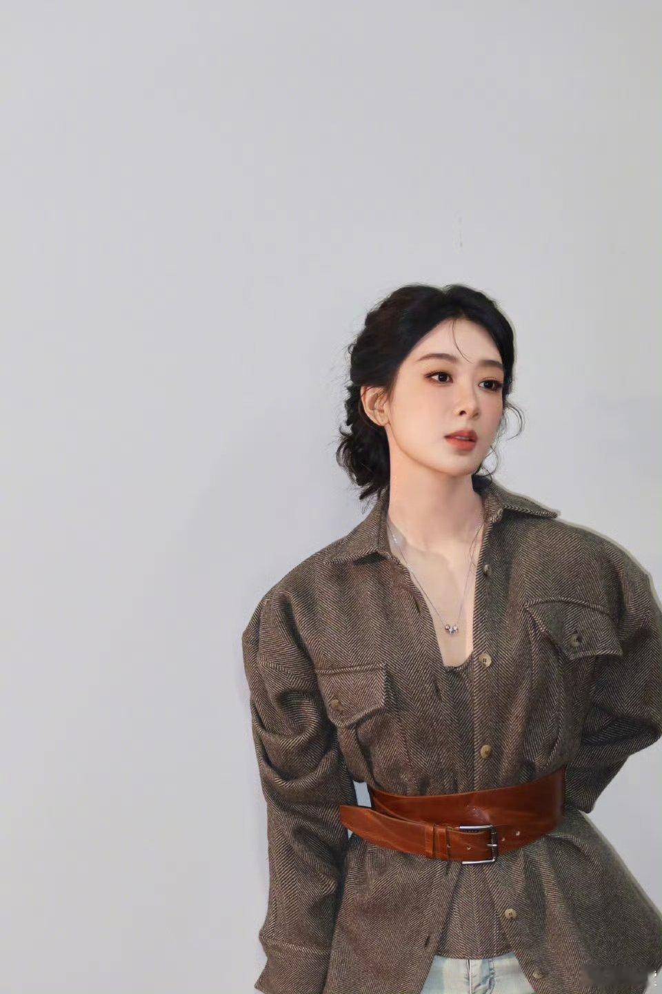 杨紫就是营业和自拍的神，好美丽的紫妹这个脖子我真的羡慕了