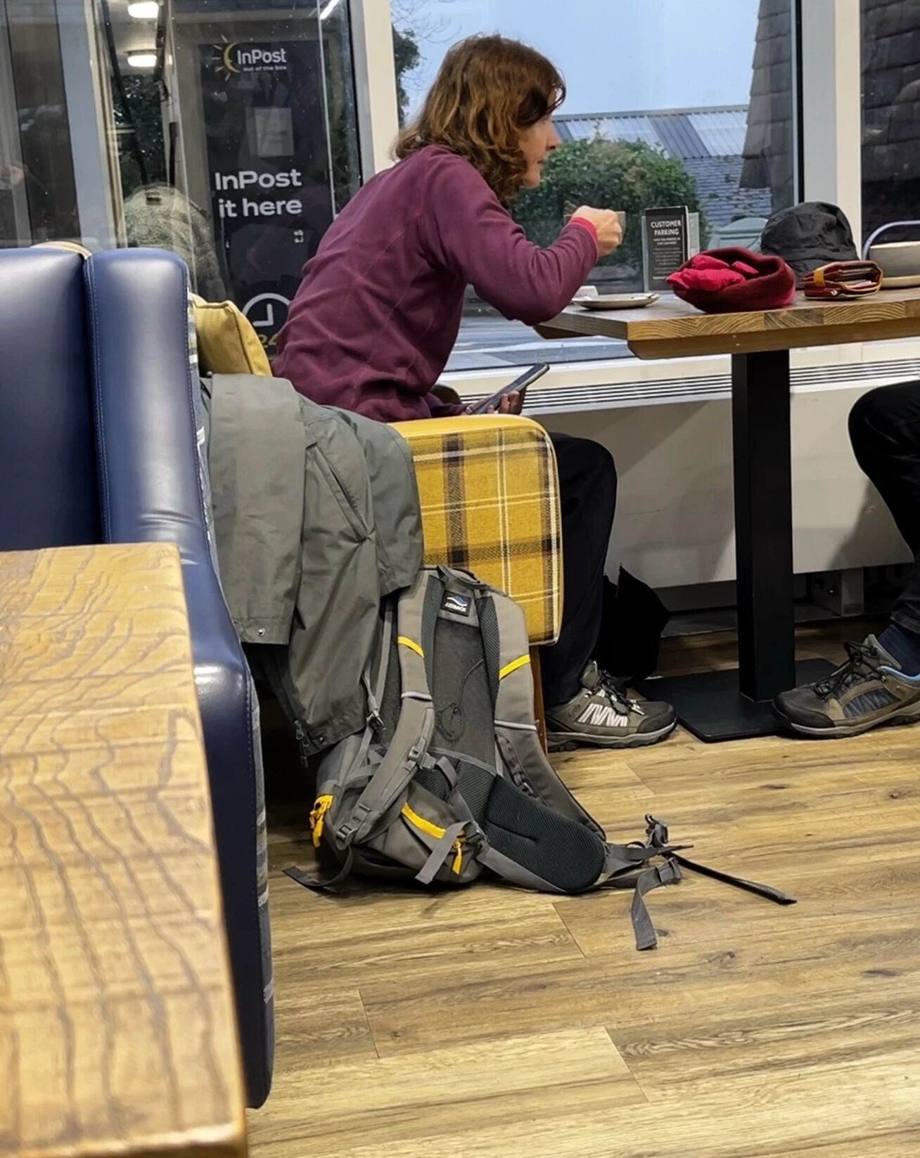 冯唐说：“穷人的基因，喜欢照顾人，喜欢帮助人；富人遇到不行的人，不做周旋，避免消