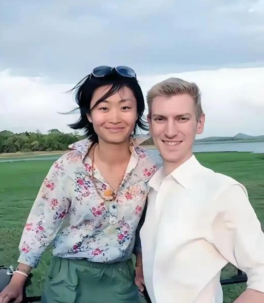 央视名嘴敬一丹的优秀女儿王尔晴如今40岁了！2011年，她幸福嫁给了一位苏格兰小