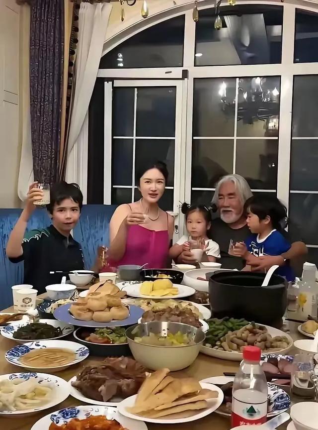 张纪中老师同家人共享晚餐，其乐融融。满桌子的菜肴非常丰盛，一家人的胃口真好，为他