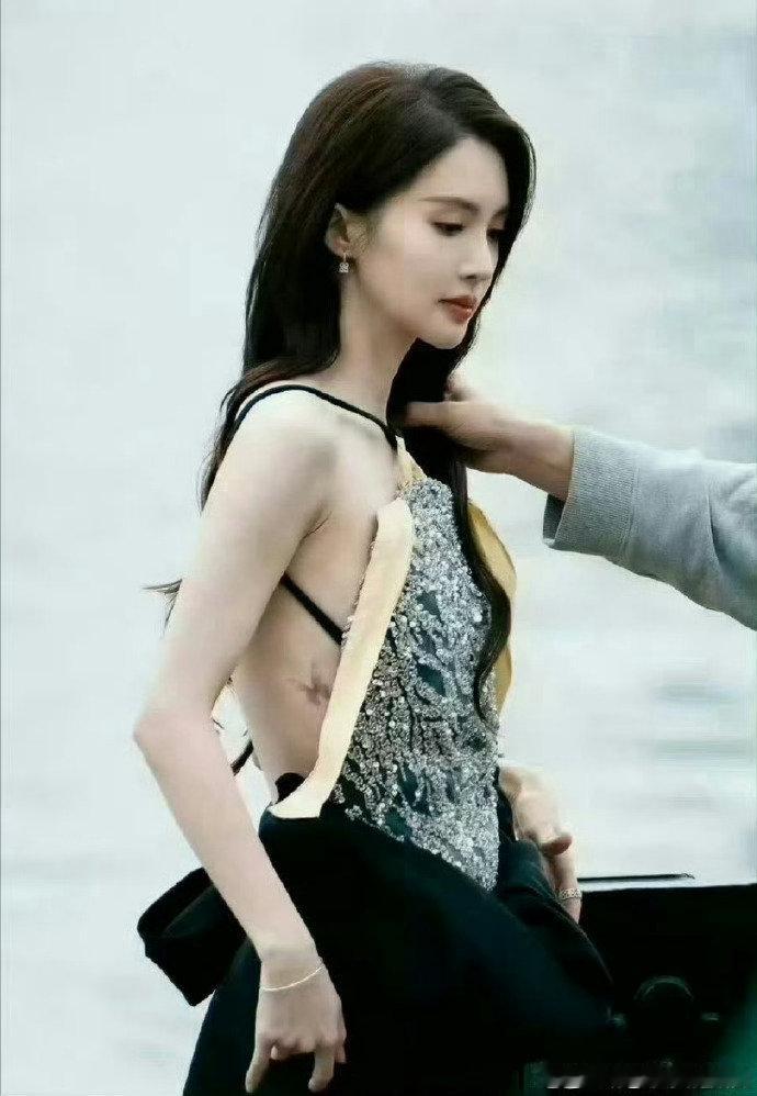 金晨毫不避讳她腰间的蝴蝶纹身谁说纹身的就不是好女孩