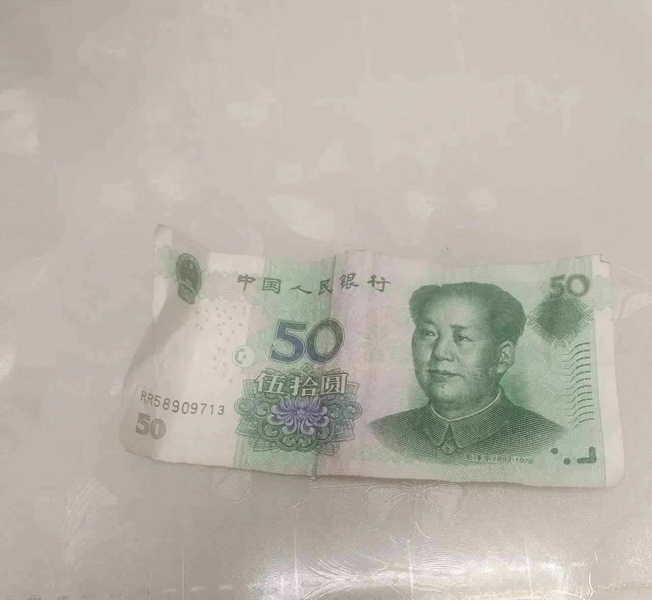 山东，一名女子到菜市场买肉，买了一些五花肉和瘦肉，一共48块钱。女子随手掏出了一
