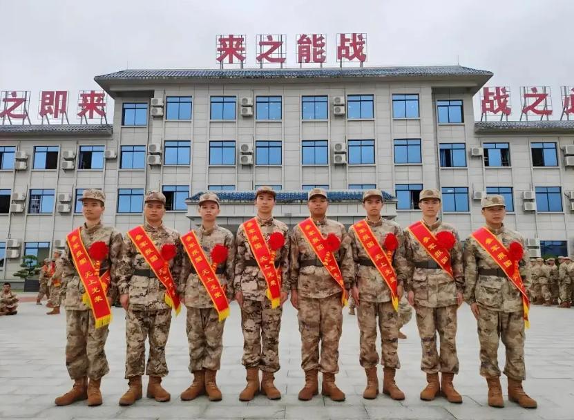 部队也卷起来了？你有没有发现一个怪事？部队里明明干满12年就能转业回地方拿编制，