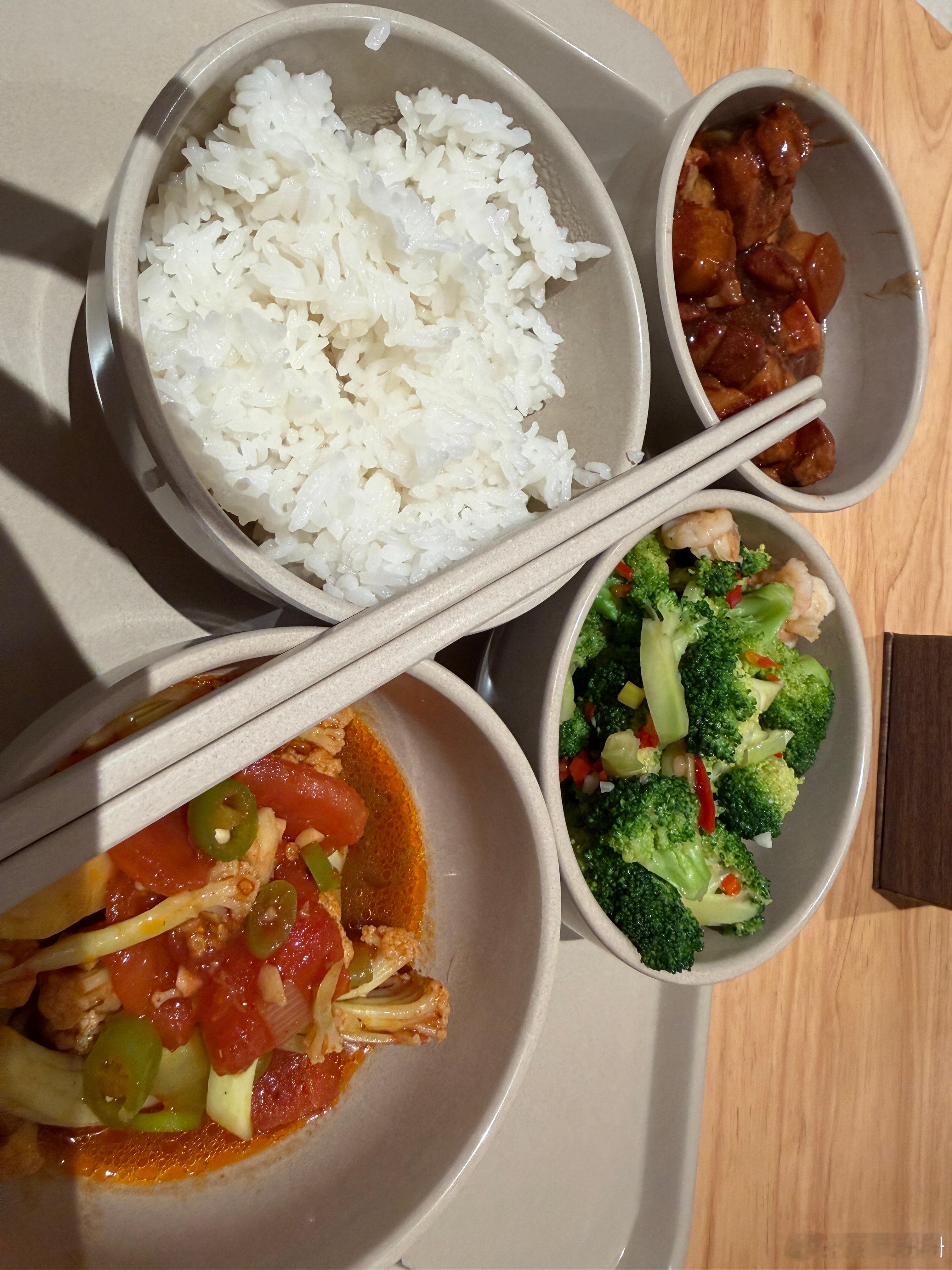 今天食堂午餐，都很好吃。靠谱的公司做啥都靠谱。