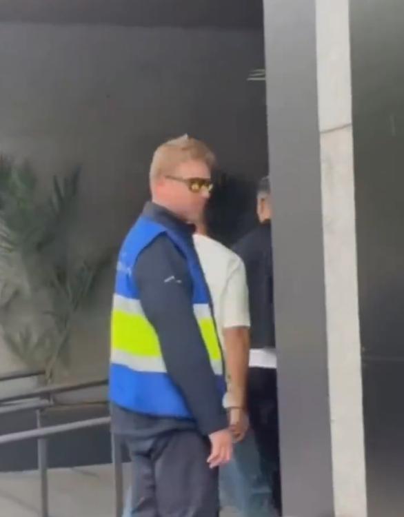 C罗与家人现身马德里机场从哥本哈根到马德里再到利雅得，C罗的私人飞机航线勾勒出