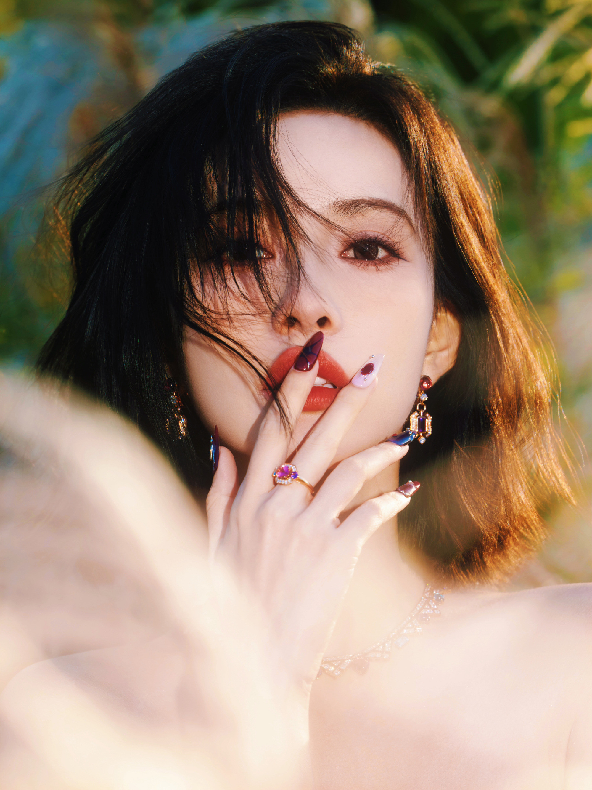 孟子义：轻纱曼妙，沉静不失优雅。孟子义