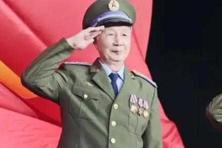 1967年4月，美军派大批战机猛攻越南，不料战机突然朝广西扑来，我军立刻将其击落