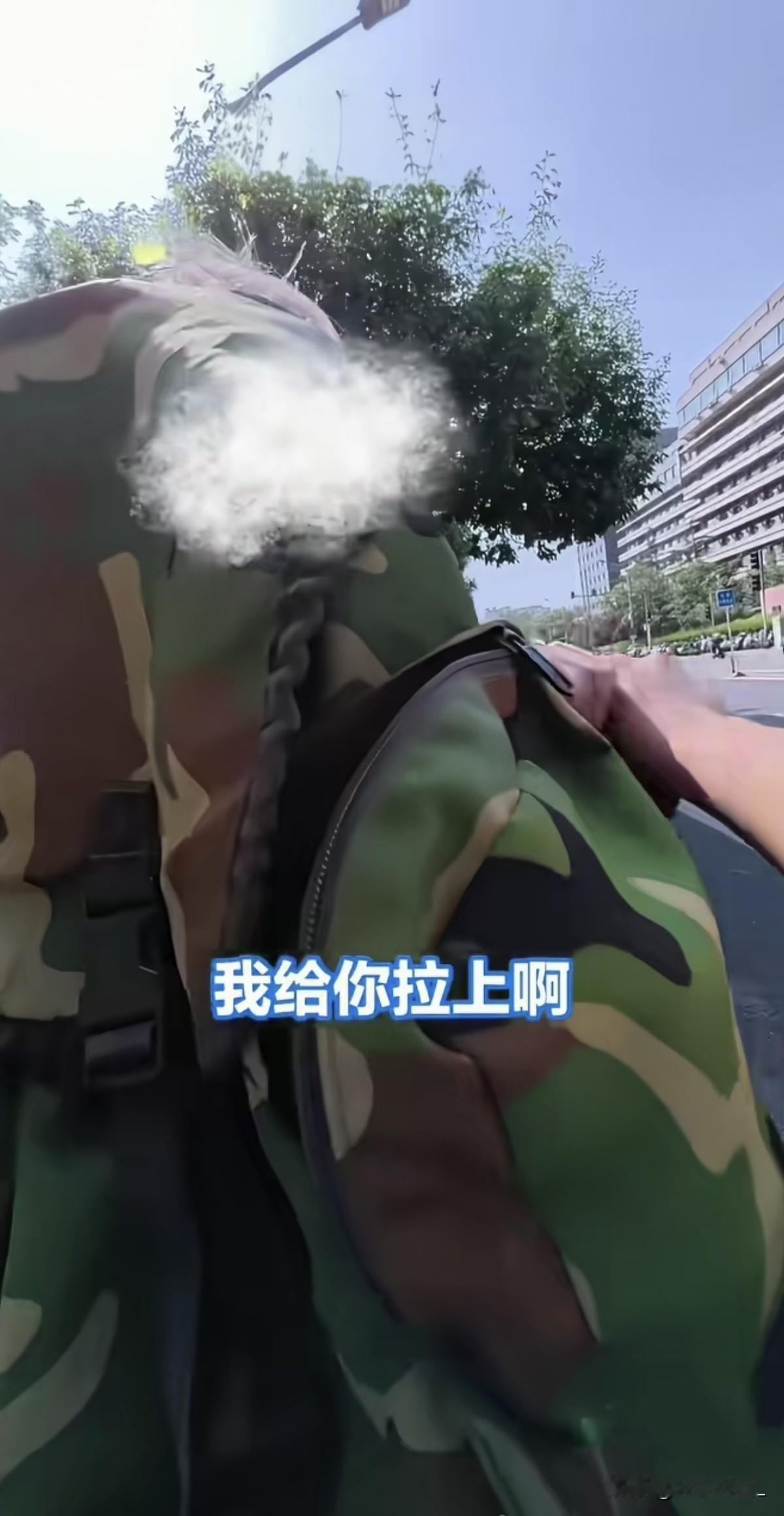 两公里，对年轻人来说不过十几分钟脚程，对一位独自去肿瘤医院看病的老人来说，却是一