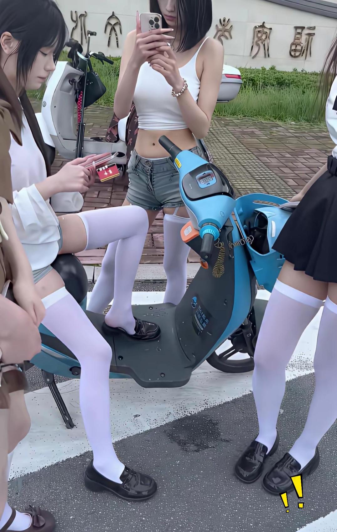 出门偶然碰到几个小姑娘，现在年轻人的穿衣风格，属实和老一辈的审美差得很远。打扮